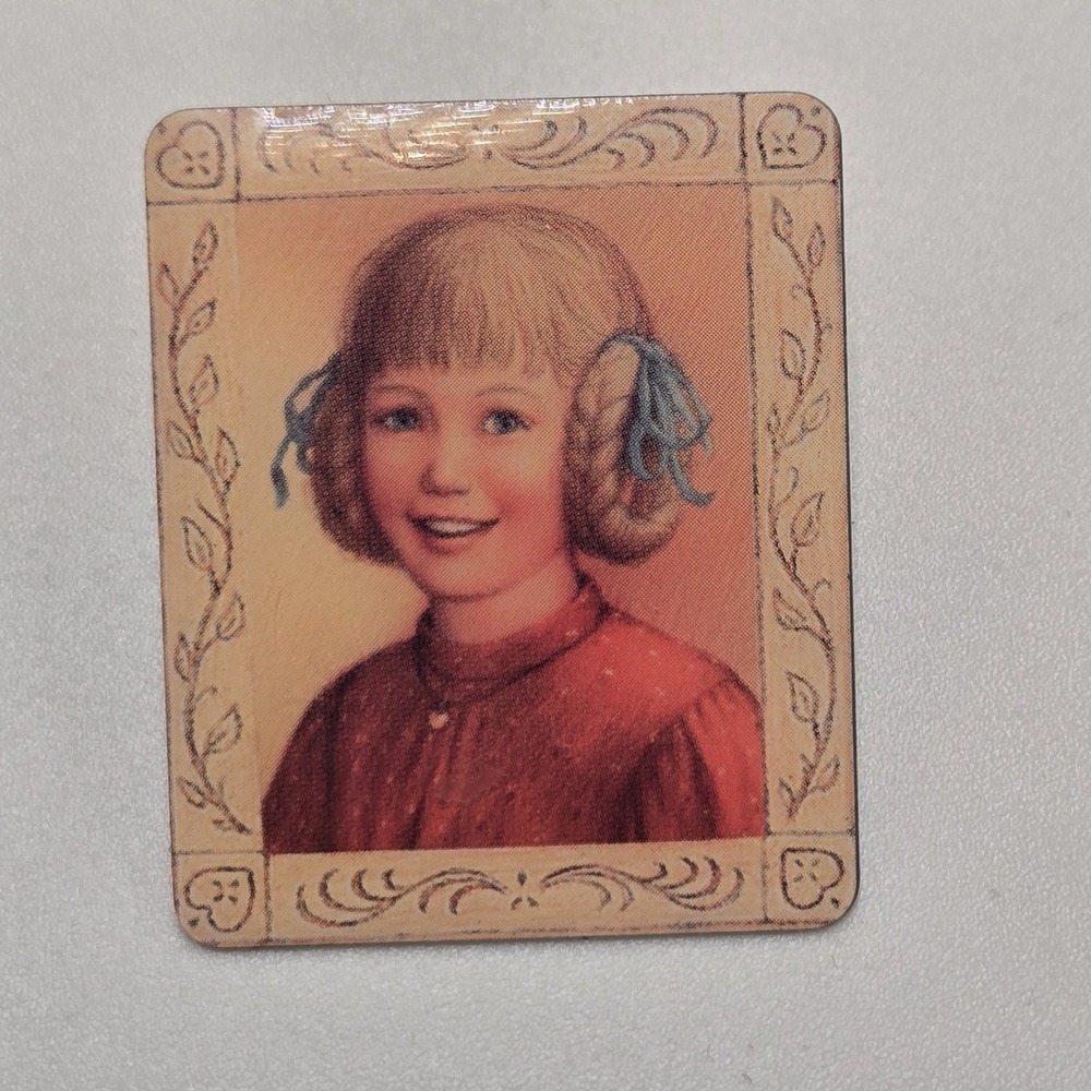 Vintage American Girl Silver‎ Tone Enamel Lapel Pin (GW20)